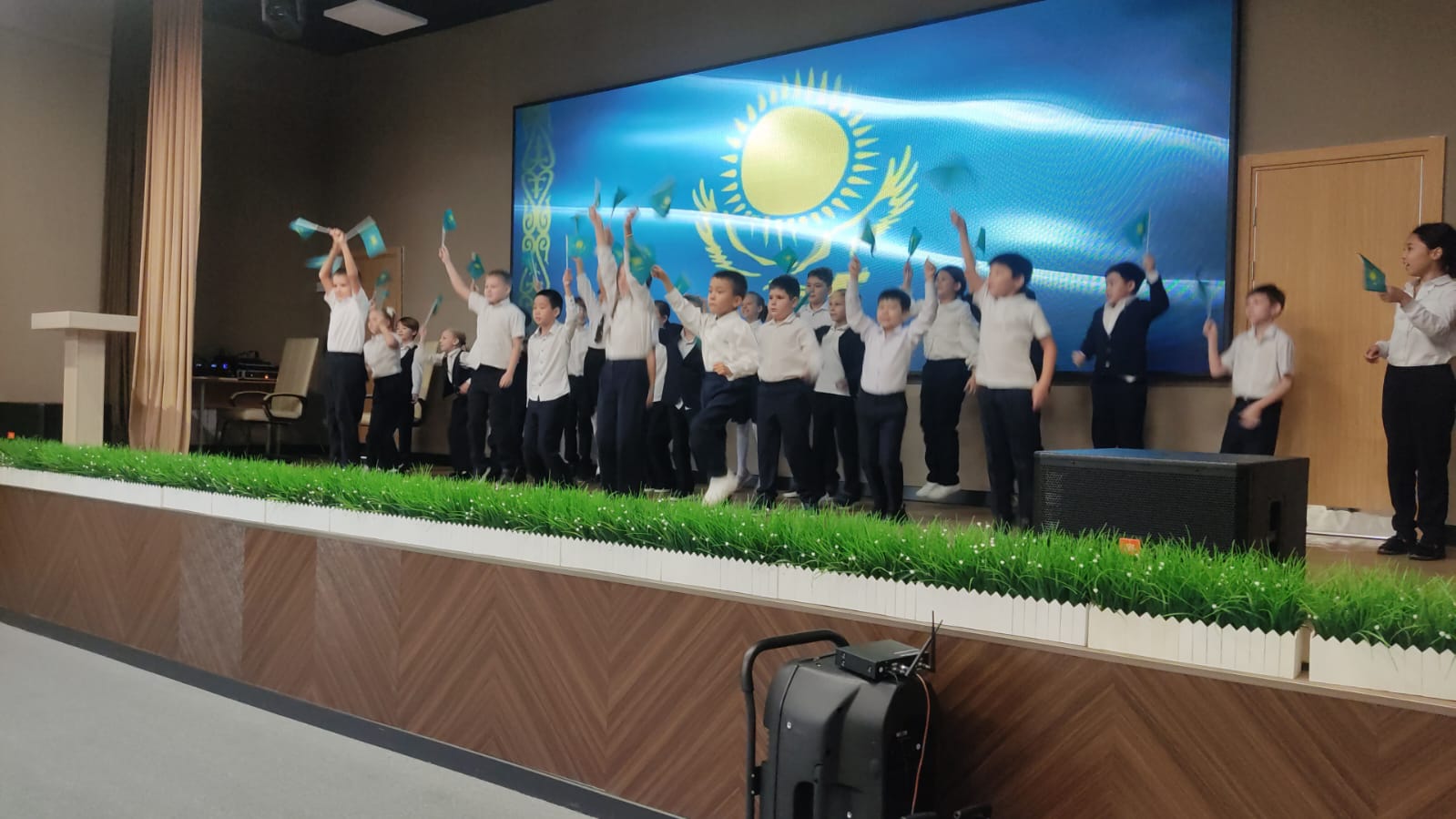 Линейка, посвященная дню Республики “Менің Отаным - тәуелсіз Қазақстан”