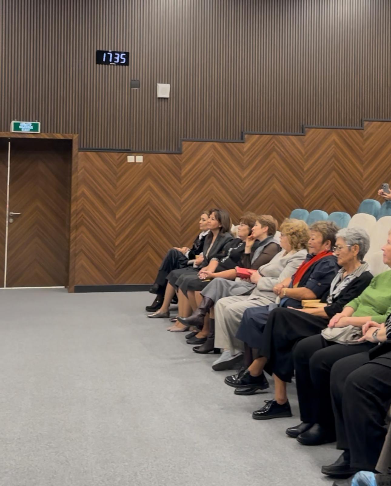 Ардагер ұстаздарды Қарттар күнімен және Ұстаздар күнімен құттықтау сәті