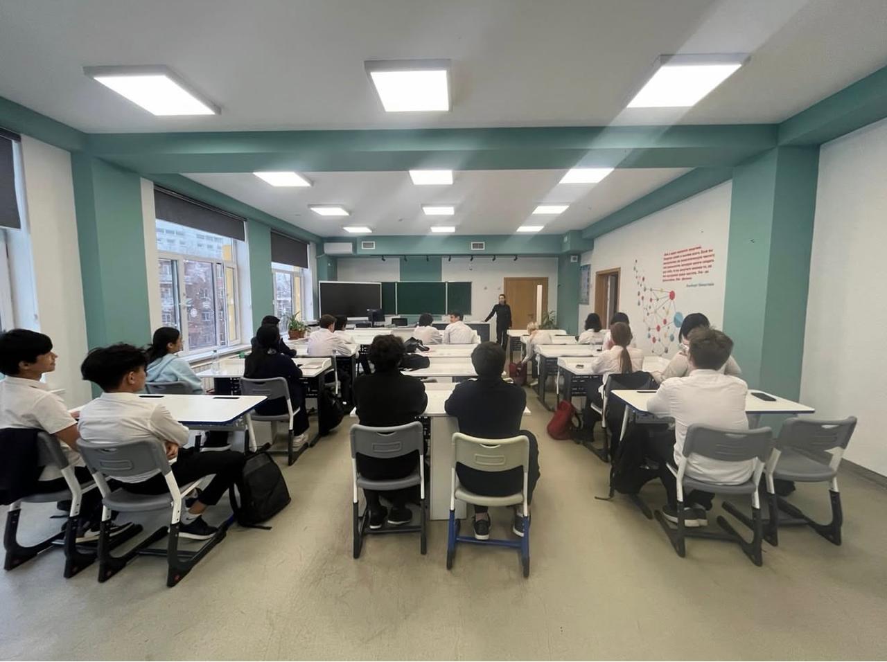 23 декабря 2025 года в КГУ ШГ № 97 была проведена профилактическая беседа с учащимися 8-11 классов с участием УИП ОЮП ОМПС УП Ауэзовского района,лейтенанта полиции Рустемовой А.М. на тему: ОПМ Улица и подросток.